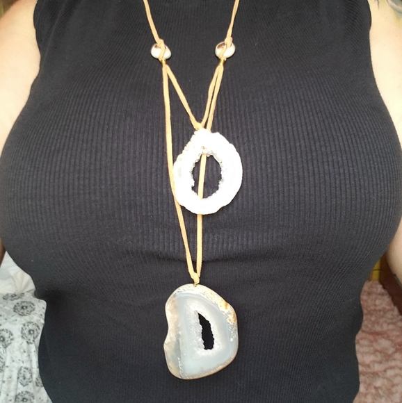 Agate Geode Slice Necklace with shells - Picture 2 of 9